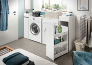 Waschküche mit Waschmaschinenumbau-Set, bestehend aus Waschmaschine, Trockner und praktischem Ausziehregal, seitliche Perspektive