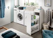 Waschküche mit Waschmaschinenumbau-Set, bestehend aus Waschmaschine, Trockner und praktischem Ausziehregal, seitliche Perspektive
