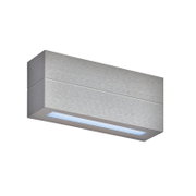 Moderne rechteckige LED-Wandleuchte in gebürsteter Metalloptik mit nach unten gerichtetem Lichtaustritt, aus schräger Untersicht gezeigt
