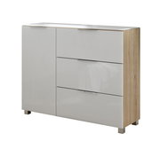 Moderne Kommode mit weiß glänzenden Fronten und Holzseiten, frontal betrachtet.