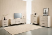 Modernes Wohnzimmer-Set mit cremefarbenen Hochglanz-Kommoden und TV-Lowboard auf schwarzen Metallfüßen, dekoriert mit Vase, Bild und Fernseher, gezeigt in frontaler Perspektive mit leichtem Weitwinkel.