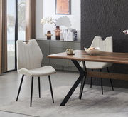 Moderner Esszimmerstuhl mit hellbeigem, gepolstertem Bezug und schwarzen Metallbeinen am Holzesstisch, gezeigt in schräger Vorderansicht in einem stilvollen Essbereich.