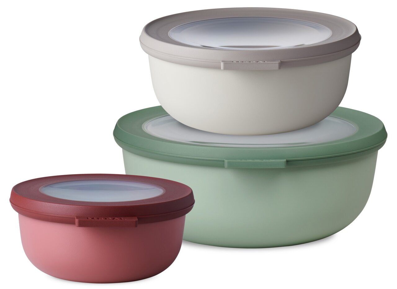 Mepal Vorratsdosen-Set 3-tlg. CIRQULA Drei runde Aufbewahrungsdosen mit Deckel in Rot, Grün und Creme, gestapelt, in schräger Vorderansicht von oben vor weißem Hintergrund