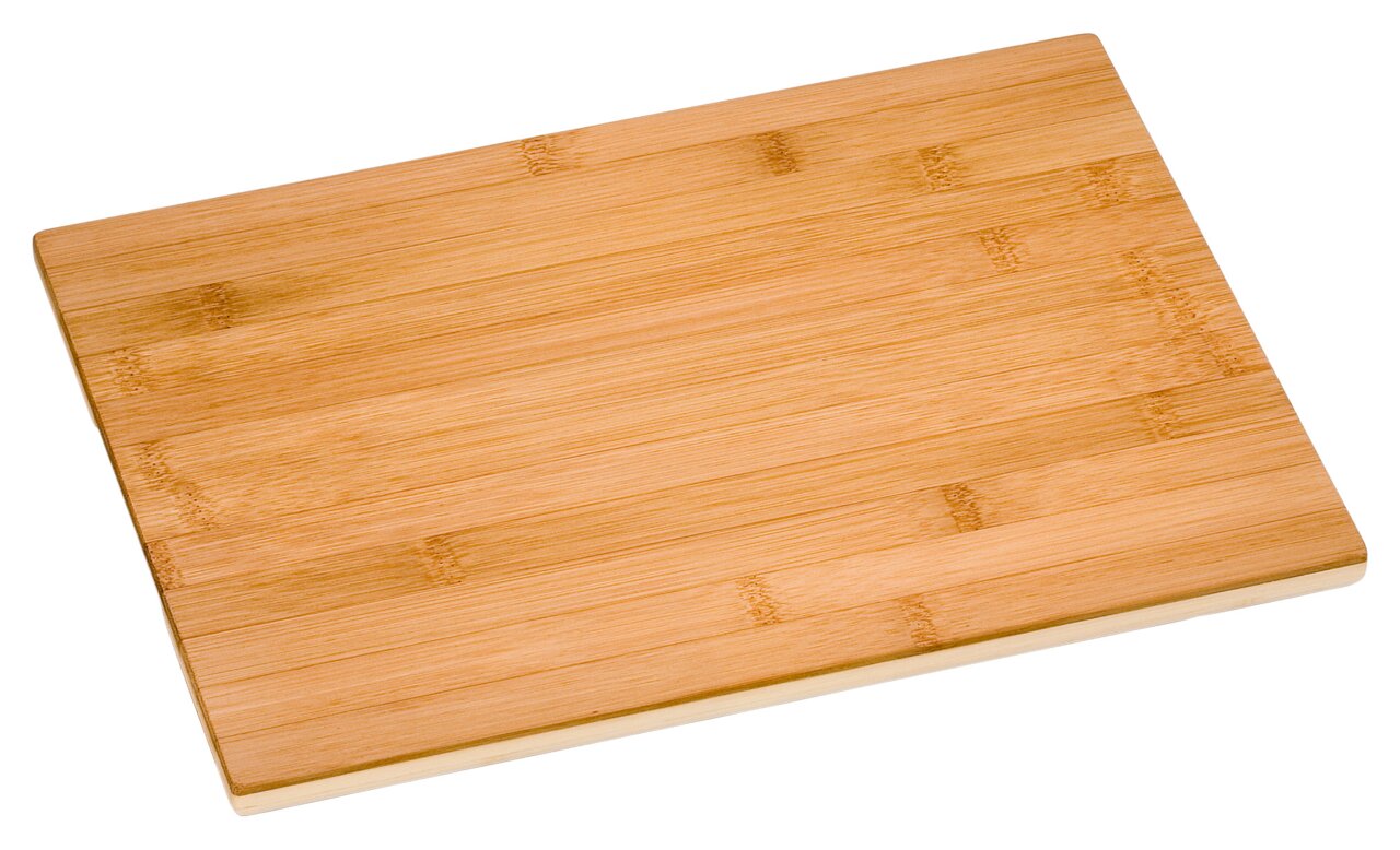 Schneidebrett aus Holz in rechteckiger Form, aus einer leicht schrägen Perspektive fotografiert.
