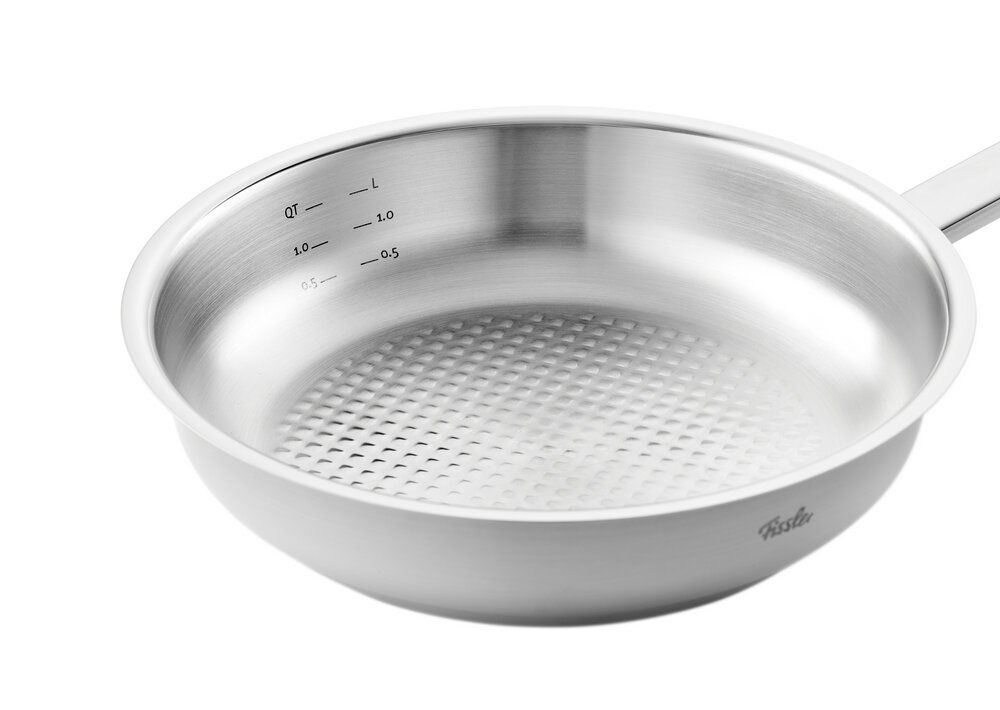 Edelstahlpfanne mit Messskala und strukturiertem Boden, seitliche Perspektive