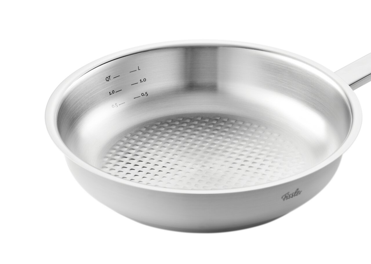 Edelstahlpfanne mit Messskala und strukturiertem Boden, seitliche Perspektive