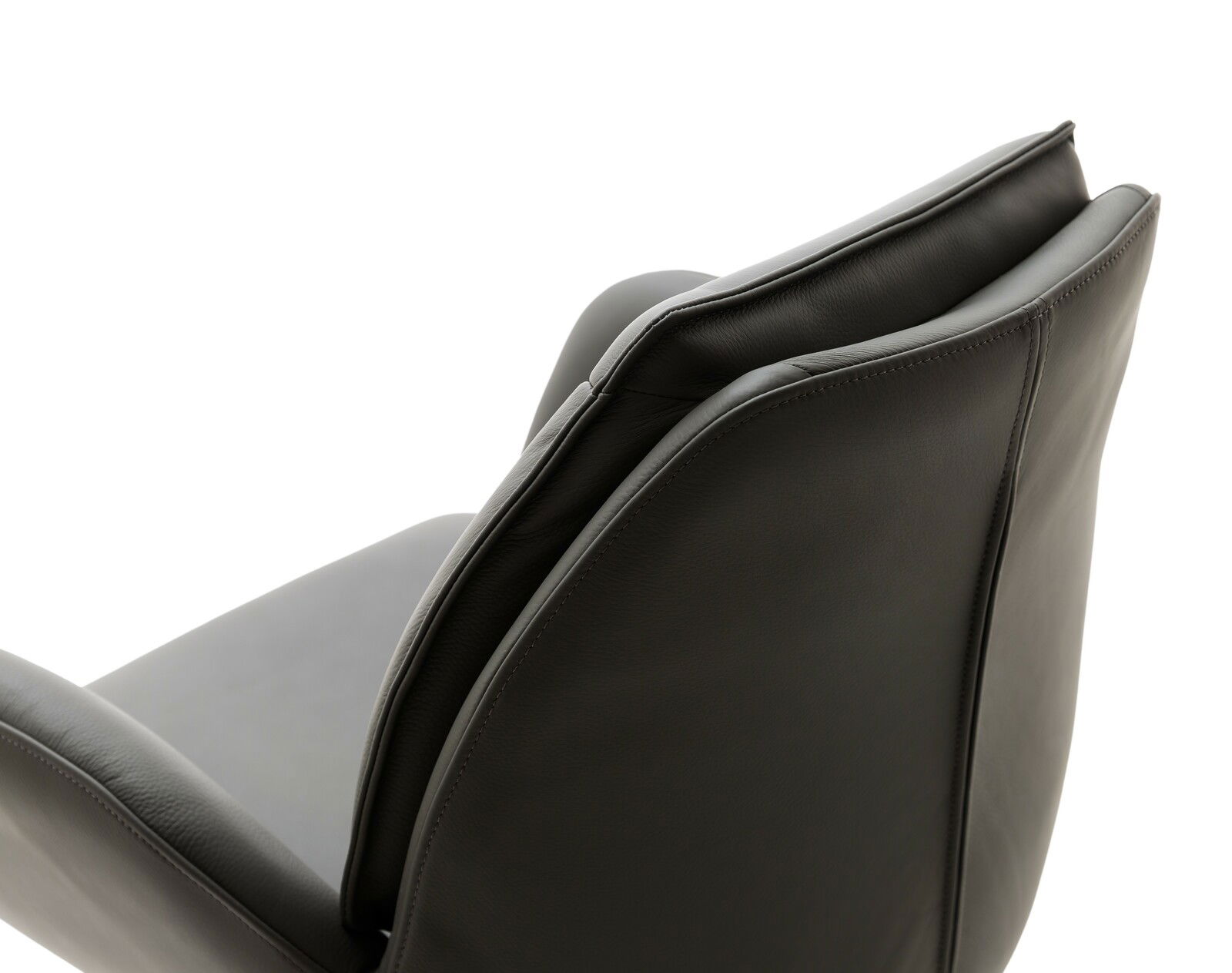Rückansicht eines modernen Armlehnstuhls aus dunklem Leder, Fokus auf die Rückenlehne