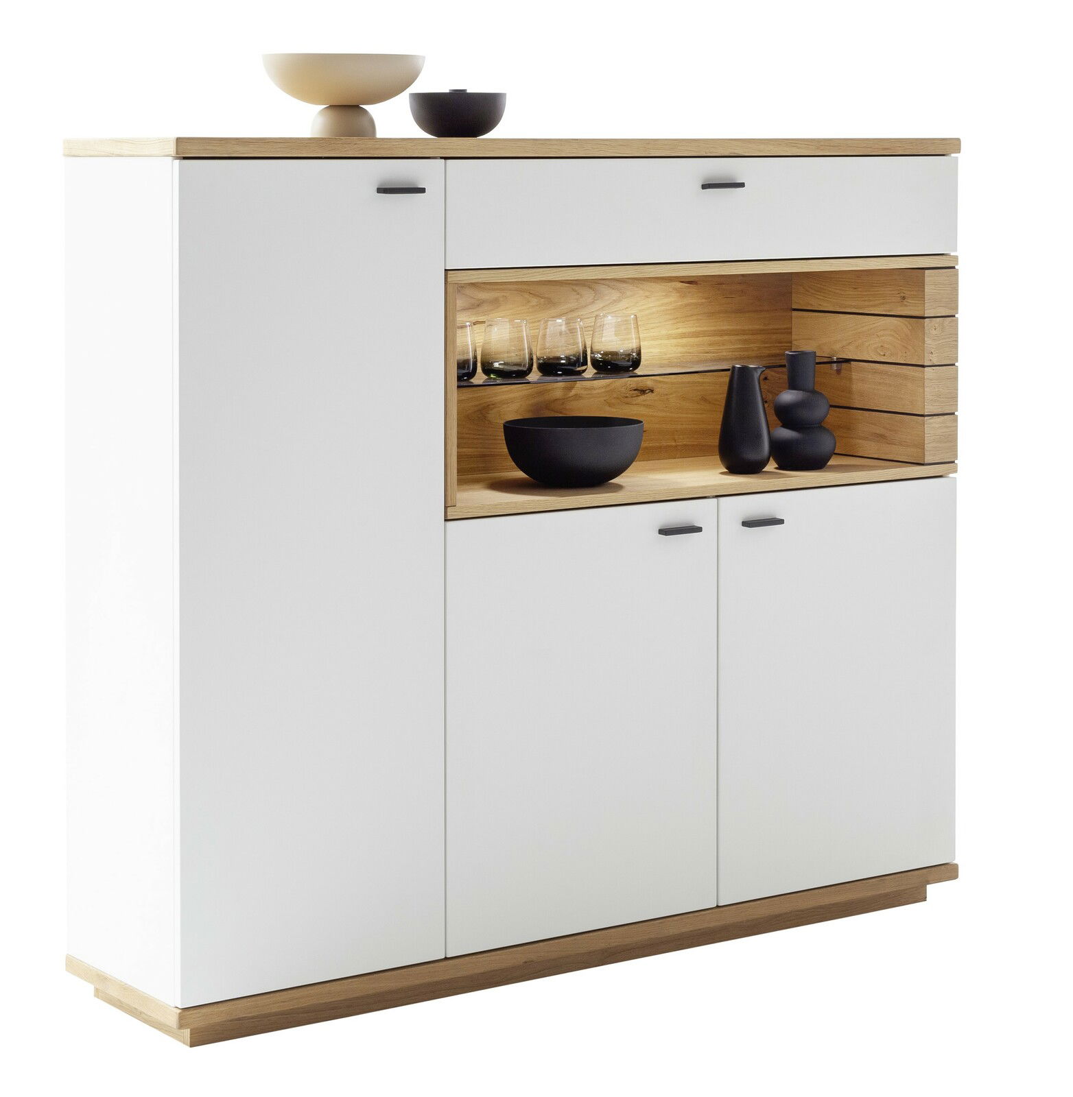 Modernes Highboard in Weiß mit Holzdetails, frontal fotografiert. Integrierte offene Ablage mit Beleuchtung und dekorativen Elementen.