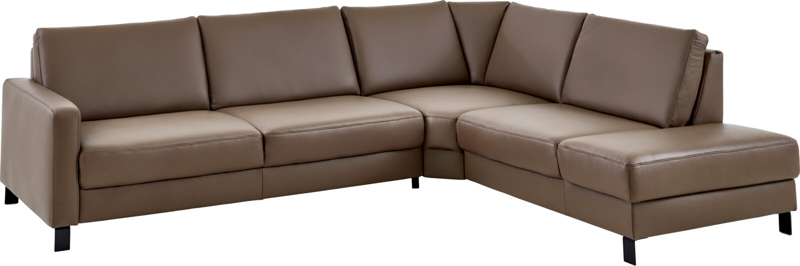 Braunes L-förmiges Ecksofa mit rechter Ottomane/Longchair, glattem Lederlook, gepolsterten Rückenlehnen und schwarzen Metallfüßen, freigestellt auf Weiß, Ansicht schräg von vorn