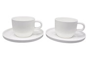 Zwei weiße Porzellan-Kaffeetassen mit Untertassen und feiner Rillenstruktur, freigestellt vor weißem Hintergrund, in seitlicher Perspektive