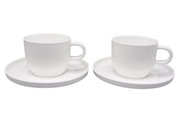 Twee witte porseleinen koffiekopjes met schoteltjes en een fijne geribbelde structuur, vrijstaand tegen een witte achtergrond, in zijaanzicht