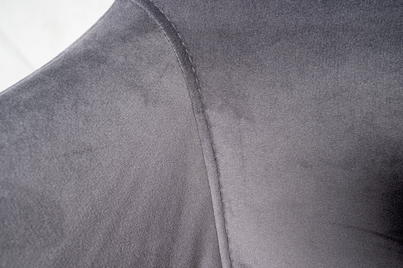 Nahaufnahme der grauen Stoffoberfläche eines Drehstuhls, seitliche Perspektive