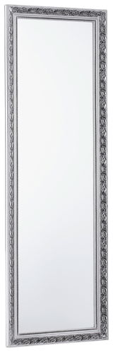 Rechteckiger Spiegel mit verziertem silbernem Rahmen, perspektivisch von der Seite fotografiert.