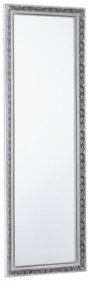 Rechteckiger Spiegel mit verziertem silbernem Rahmen, perspektivisch von der Seite fotografiert.