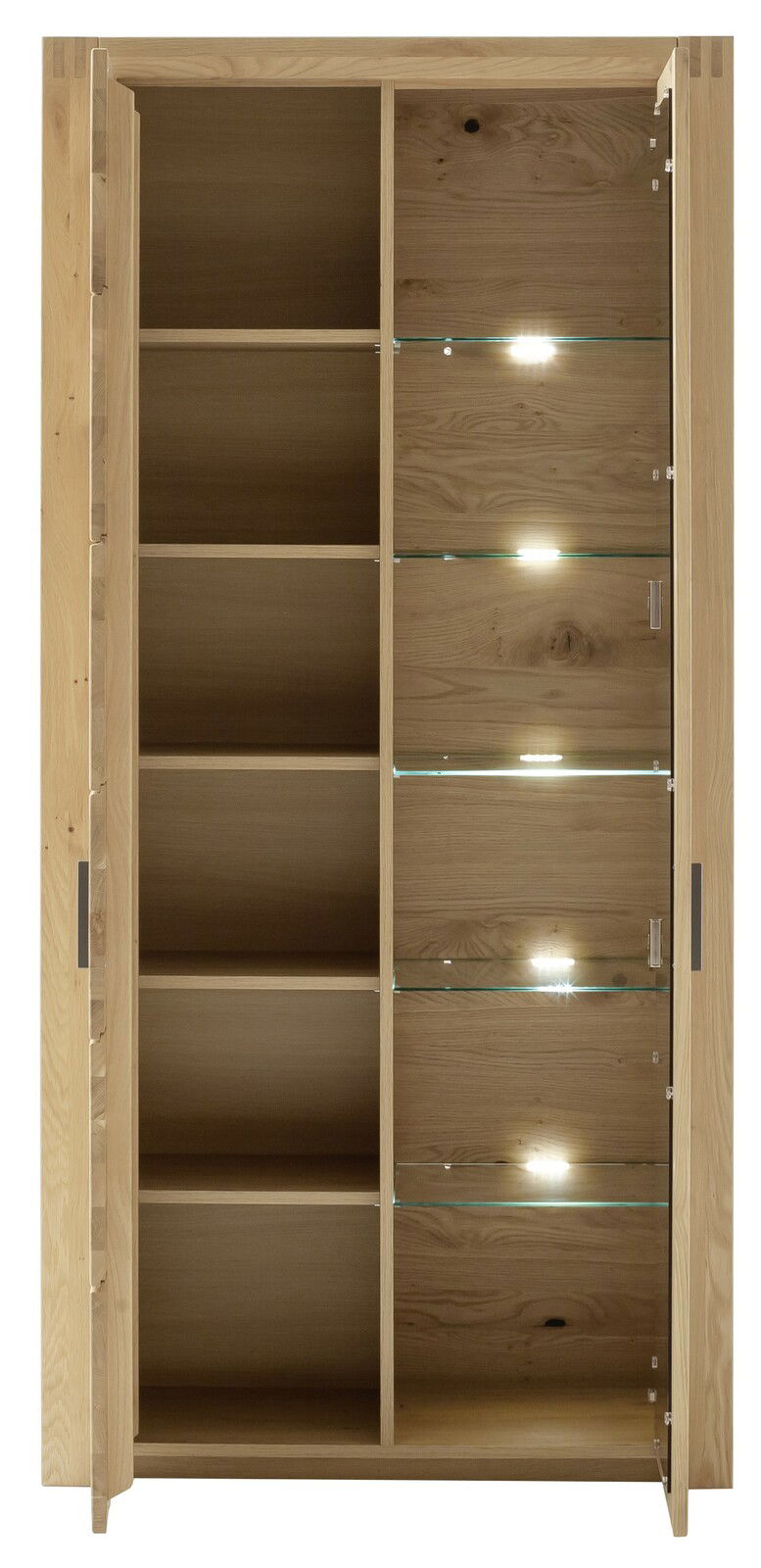 Frontale Ansicht einer Kombi-Vitrine aus Holz mit offenen Türen, mehreren Regalböden und integrierter Beleuchtung.