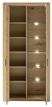 Frontale Ansicht einer Kombi-Vitrine aus Holz mit offenen Türen, mehreren Regalböden und integrierter Beleuchtung.