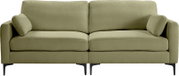 Olivgrünes 2-Sitzer-Sofa mit zwei Sitzkissen, zwei Rückenlehnen, Armlehnen und schwarzen Metallfüßen, frontal von vorne auf weißem Hintergrund