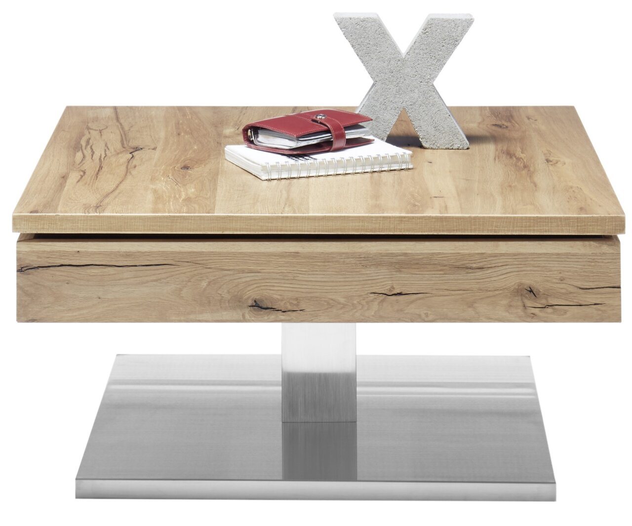 Moderner Couchtisch aus Holz mit Metallfuß, frontal fotografiert, dekoriert mit Notizbuch, rotem Etui und Betonbuchstabe X.