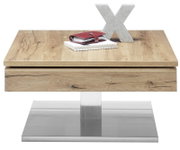 Moderne houten salontafel met metalen onderstel, gefotografeerd van voren, versierd met een notitieboekje, een rood etui en een betonnen letter X.