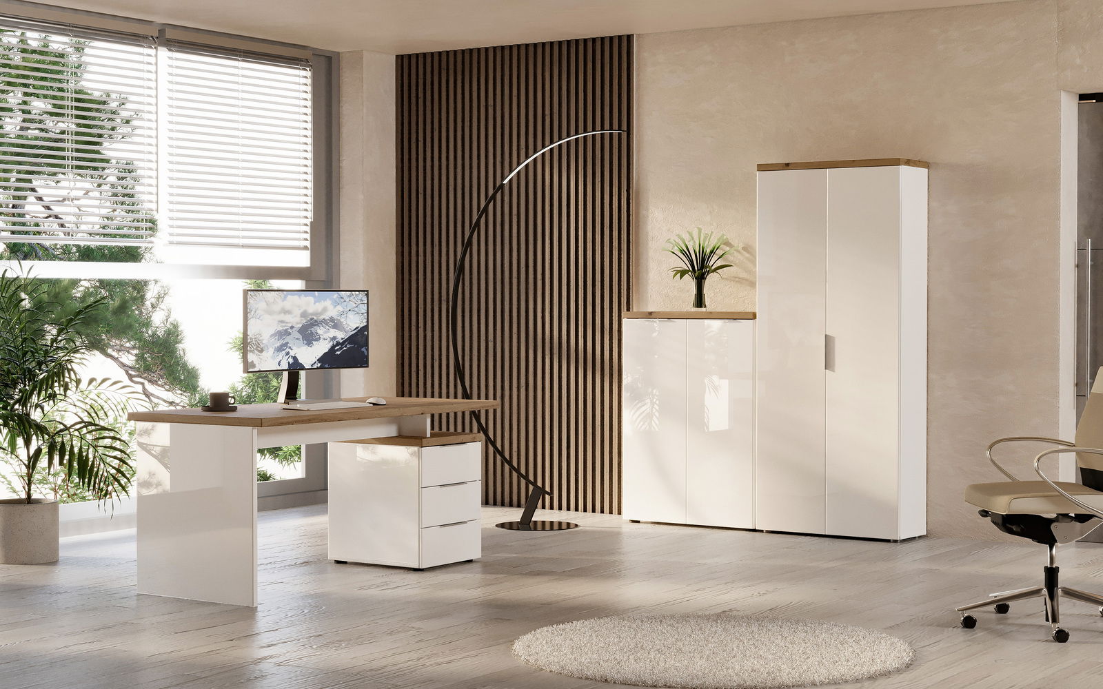 XORA Schreibtisch IDEA-OFFICE Moderner Büroraum mit einem weißen Schreibtisch, Rollcontainer und Aktenschränken, seitliche Perspektive.