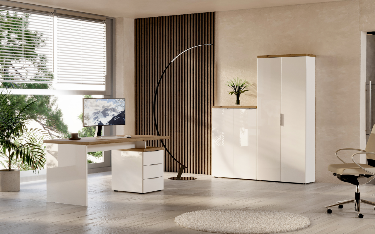 Moderner Büroraum mit einem weißen Schreibtisch, Rollcontainer und Aktenschränken, seitliche Perspektive.