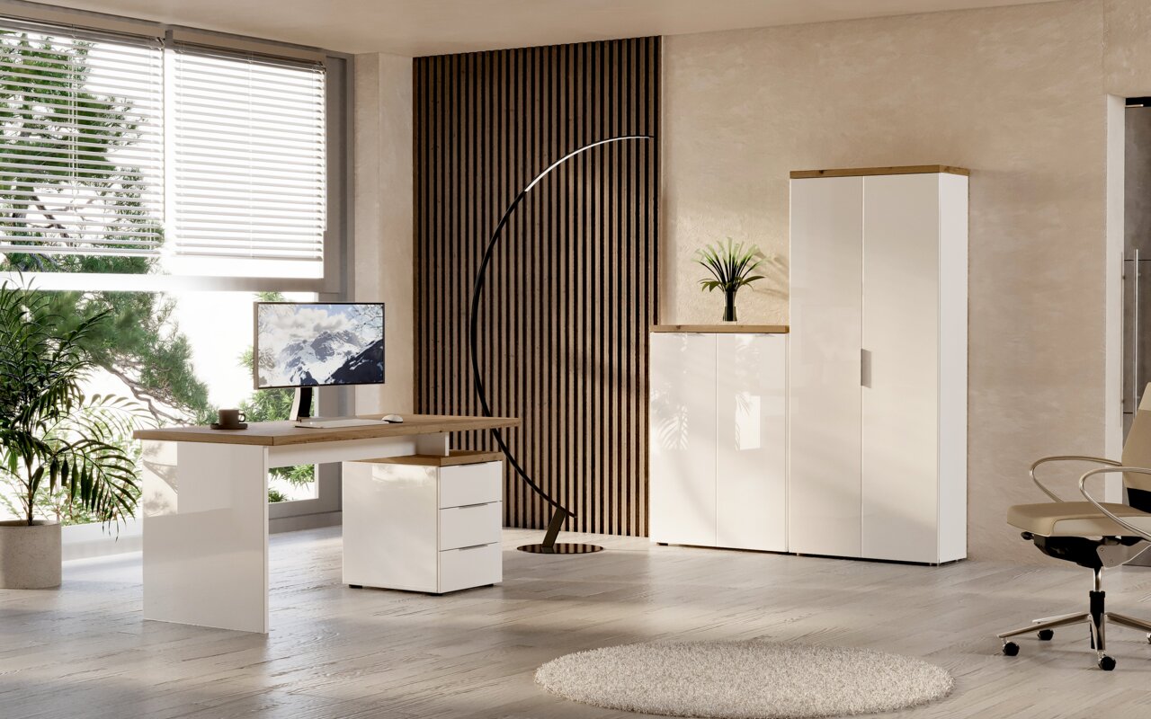 XORA Schreibtisch IDEA-OFFICE Moderner Büroraum mit einem weißen Schreibtisch, Rollcontainer und Aktenschränken, seitliche Perspektive.