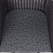 Nahaufnahme eines grauen, gewebten Sitzpolsters eines Armlehnstuhls aus der Vogelperspektive.