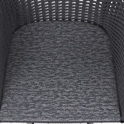 Nahaufnahme eines grauen, gewebten Sitzpolsters eines Armlehnstuhls aus der Vogelperspektive.