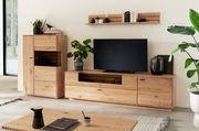 Moderne Wohnzimmer-Wandkombination aus Holz mit TV-Schrank, Regal und Dekorationen, seitliche Perspektive