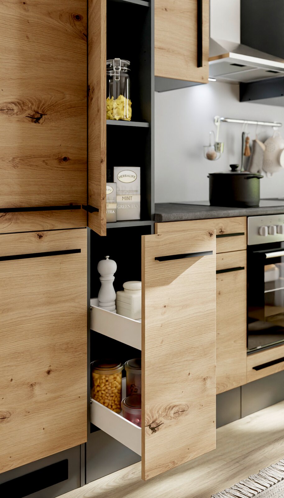 Moderne keuken met eikenhoutlook kasten en zwarte grepen, open uittrekbare voorraadlade met potten en kruiden; perspectief: schuin van voren, close-up op de lade
