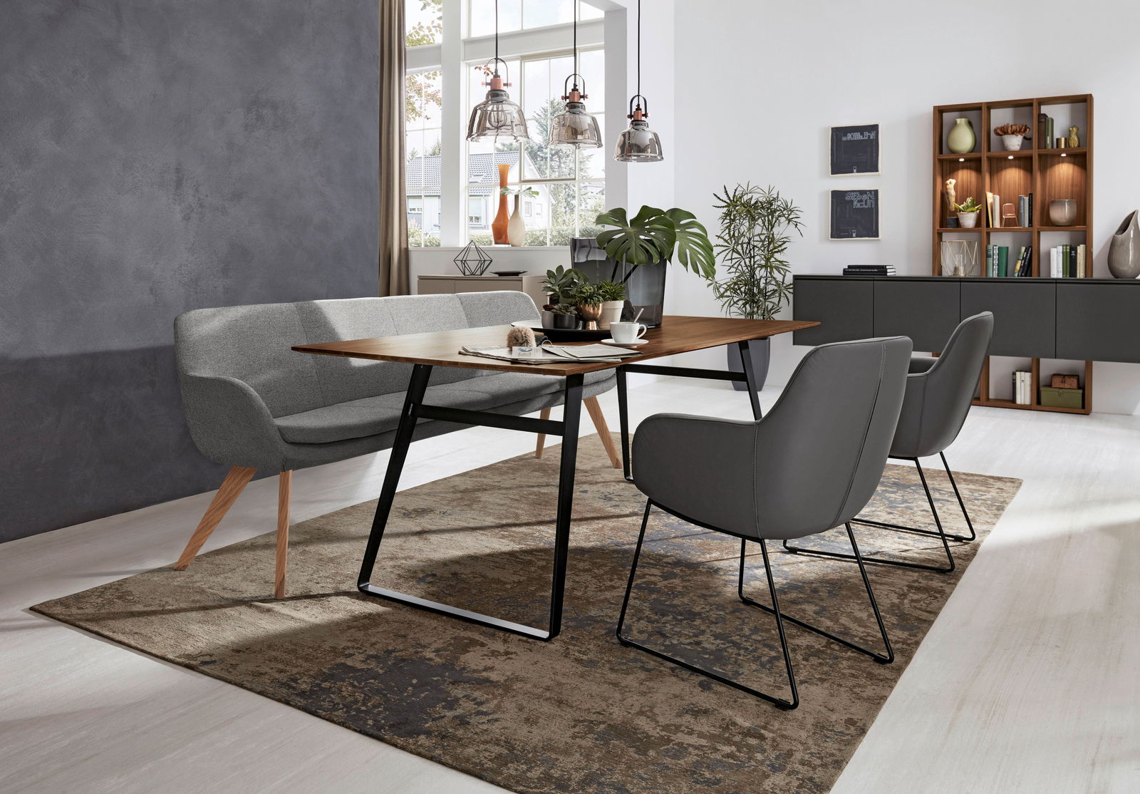 Moderne Polsterbank in einem stilvollen Esszimmer, seitliche Perspektive