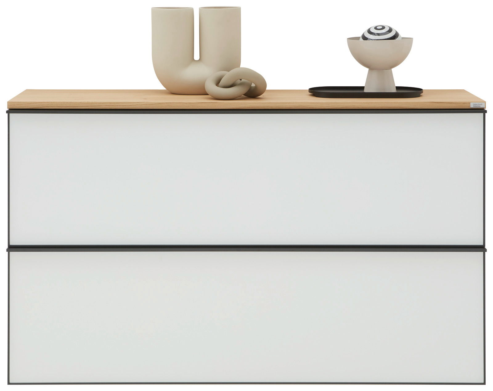 Frontansicht eines XL-Hängeschuhschranks mit zwei weißen Schubladen und einer Holzoberfläche, dekoriert mit modernen Keramikobjekten.