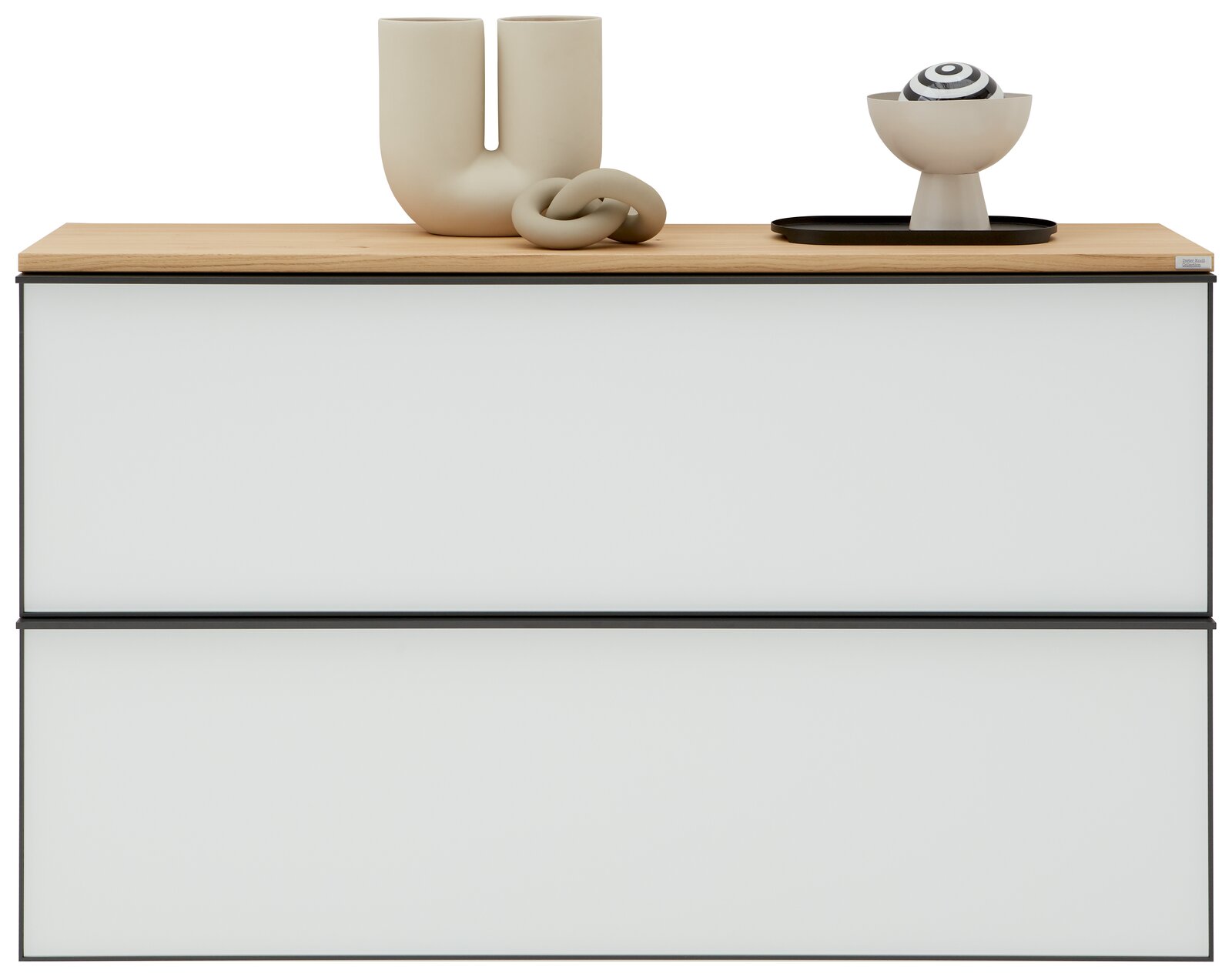 Frontansicht eines XL-Hängeschuhschranks mit zwei weißen Schubladen und einer Holzoberfläche, dekoriert mit modernen Keramikobjekten.