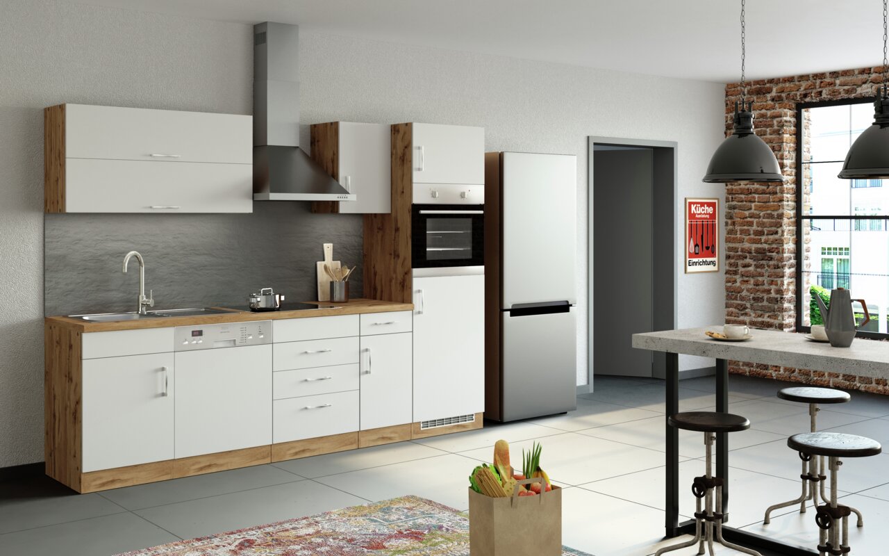 Moderne Küchenzeile mit Holz- und Weißakzenten, inklusive Spüle, Herd, Backofen und Kühlschrank, aus seitlicher Perspektive.