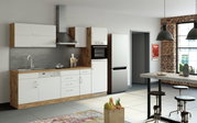 Moderne Küchenzeile mit Holz- und Weißakzenten, inklusive Spüle, Herd, Backofen und Kühlschrank, aus seitlicher Perspektive.