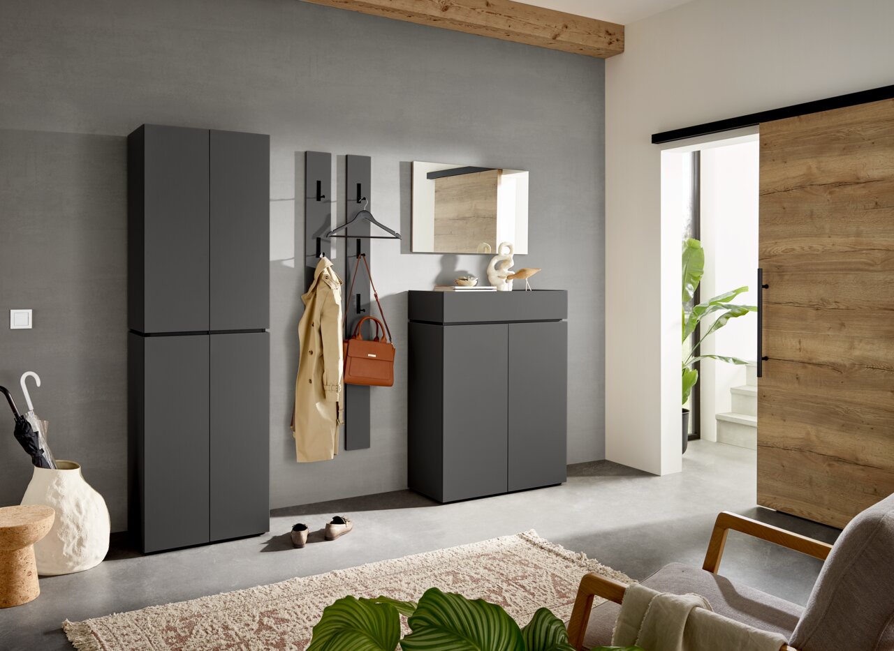 Voleo Schuhschrank UNIQUE Moderner Schuhschrank H121 in Anthrazit, frontal fotografiert in einem stilvollen Eingangsbereich mit Garderobe und Dekoration.