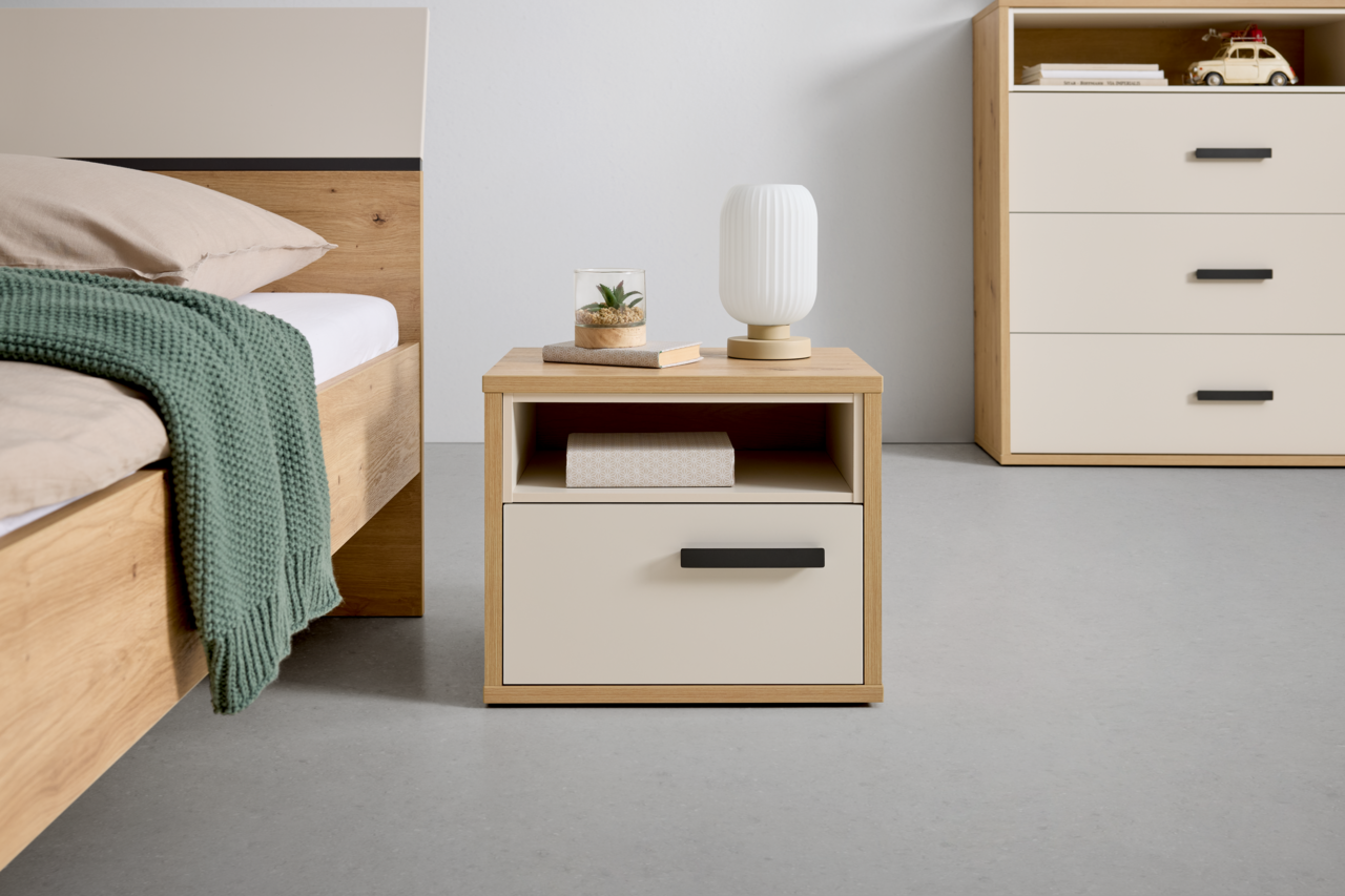 XORA Nachtkonsole CASA MIA Nachtkonsole aus Holz mit einer Schublade und einem offenen Fach, darauf eine Lampe und Dekoration, frontal fotografiert.