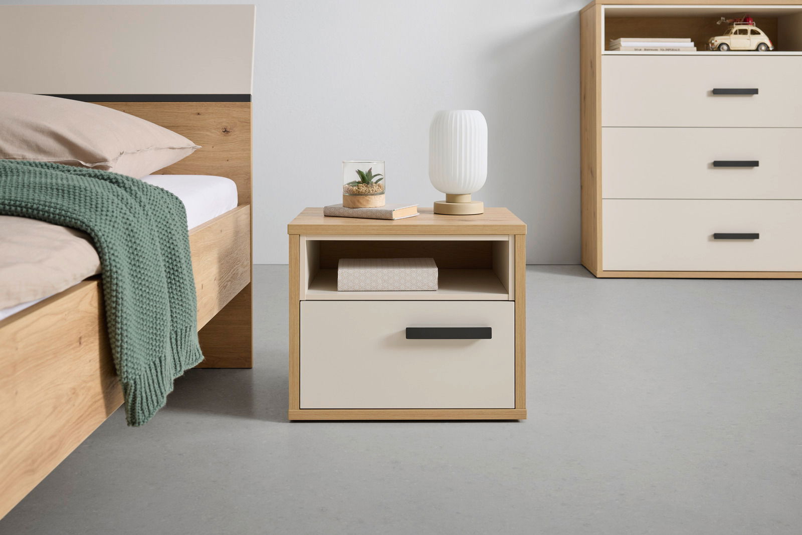 XORA Nachtkonsole CASA MIA Nachtkonsole aus Holz mit einer Schublade und einem offenen Fach, darauf eine Lampe und Dekoration, frontal fotografiert.