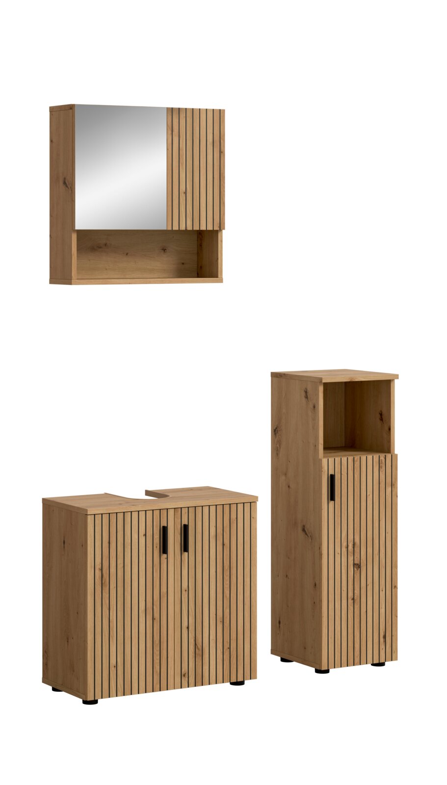 Badmöbel-Set aus hellem Holz mit Lamellenfront und schwarzen Griffen, bestehend aus Spiegelschrank, Waschtischunterschrank und Hochschrank mit offenem Fach, in schräger Frontansicht freigestellt auf weißem Hintergrund