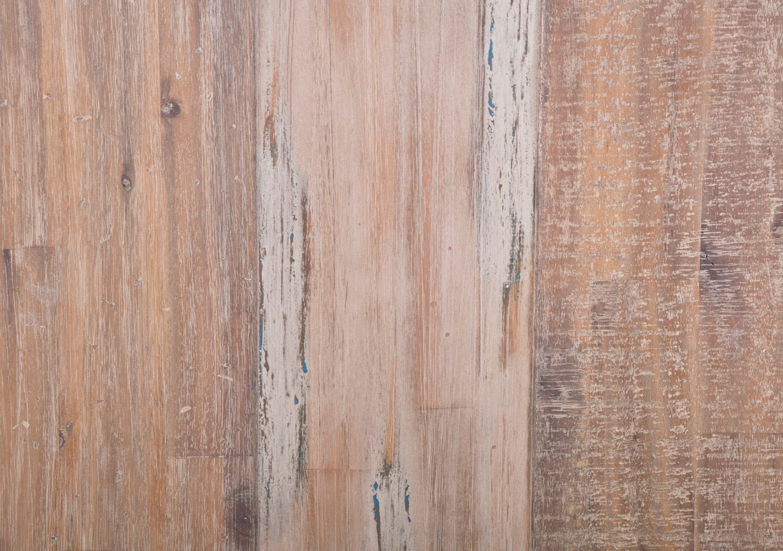 Nahaufnahme einer rustikalen Holzoberfläche mit verschiedenen Brauntönen und sichtbarer Maserung, aus der Vogelperspektive aufgenommen.