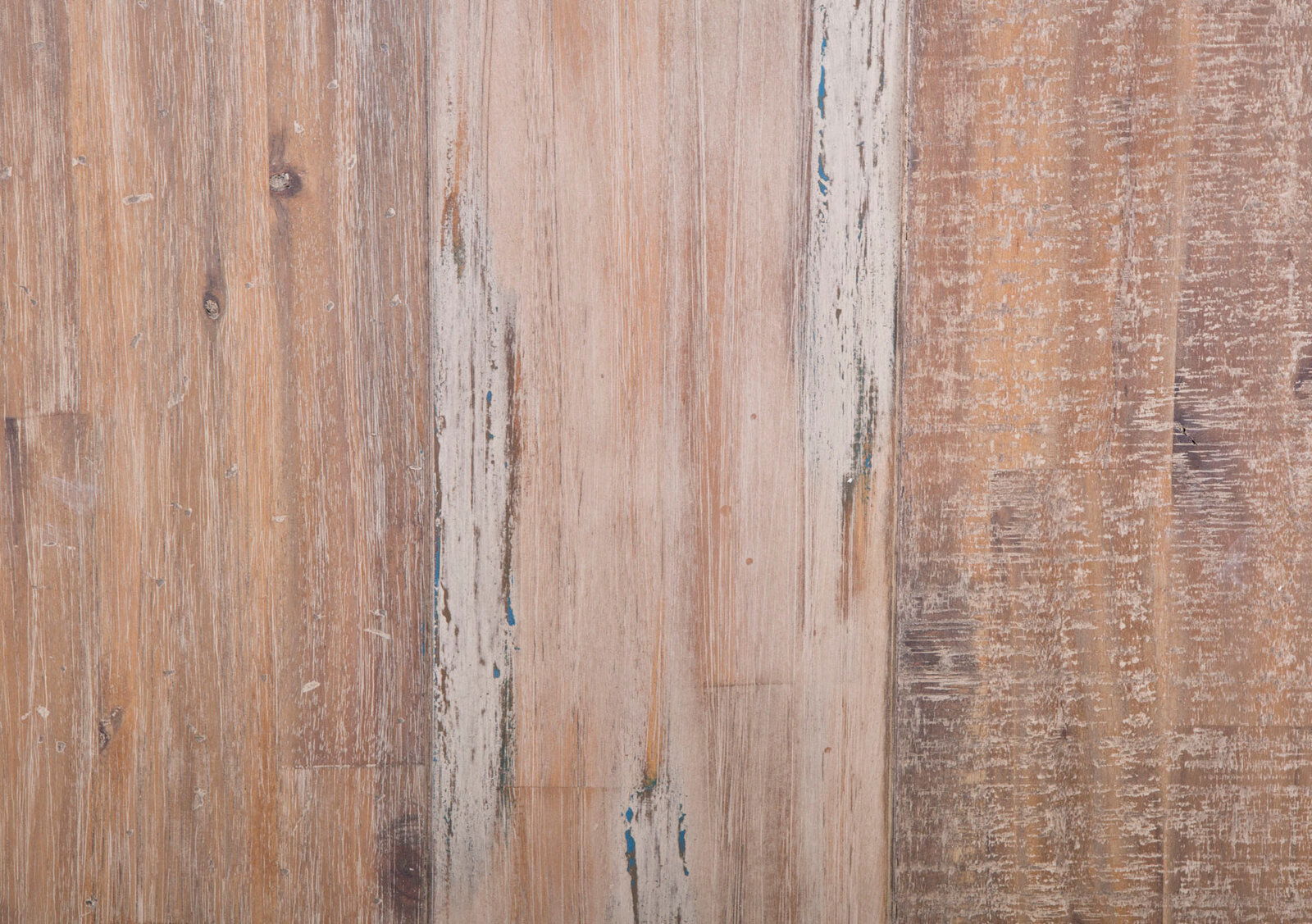 Z2 Regal TAMPA Nahaufnahme einer rustikalen Holzoberfläche mit verschiedenen Brauntönen und sichtbarer Maserung, aus der Vogelperspektive aufgenommen.
