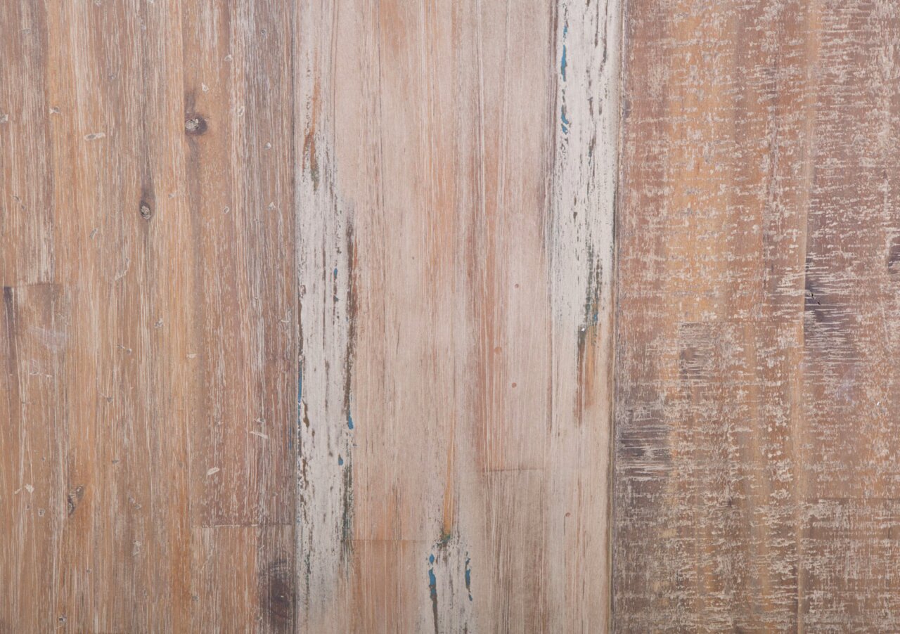 Z2 Regal TAMPA Nahaufnahme einer rustikalen Holzoberfläche mit verschiedenen Brauntönen und sichtbarer Maserung, aus der Vogelperspektive aufgenommen.