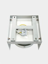 LED Aufbauleuchte von oben mit sichtbarer Verkabelung und Halterung