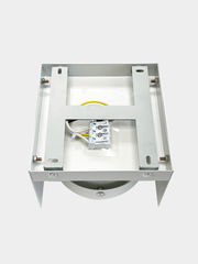 LED Aufbauleuchte von oben mit sichtbarer Verkabelung und Halterung