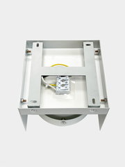 LED Aufbauleuchte von oben mit sichtbarer Verkabelung und Halterung