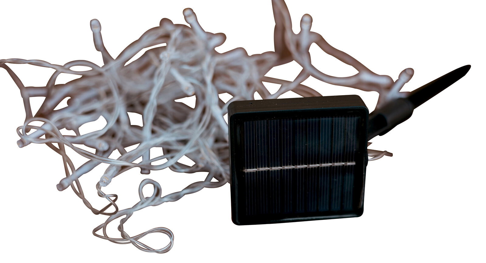 Solarbetriebene LED-Lichterkette mit schwarzem Solarpanel und Erdspieß, freigestellt auf weißem Hintergrund, Ansicht schräg von vorn