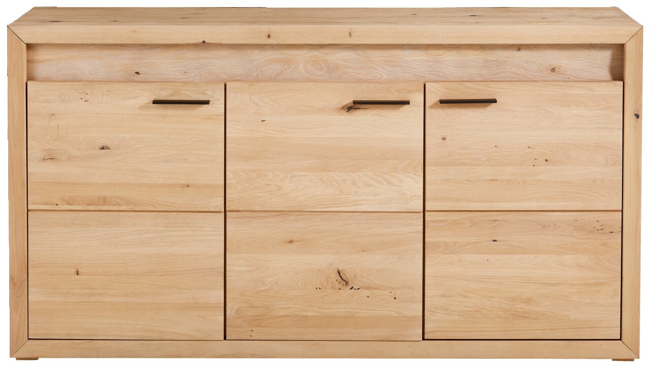 Vooraanzicht van een modern hoogkastje van licht hout met drie deuren en minimalistische handgrepen.