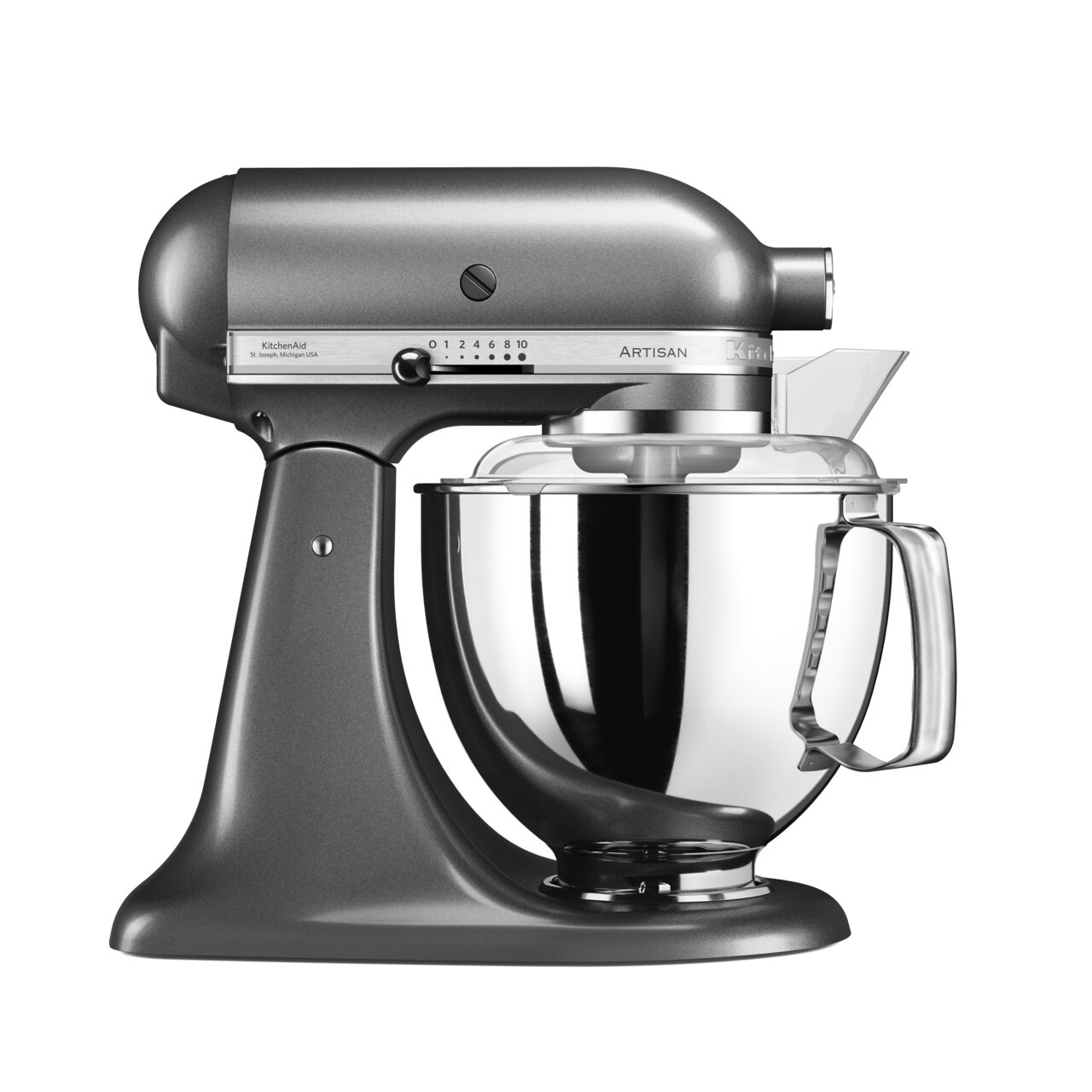 Silberne Küchenmaschine in seitlicher Ansicht mit Rührschüssel und Zubehör.