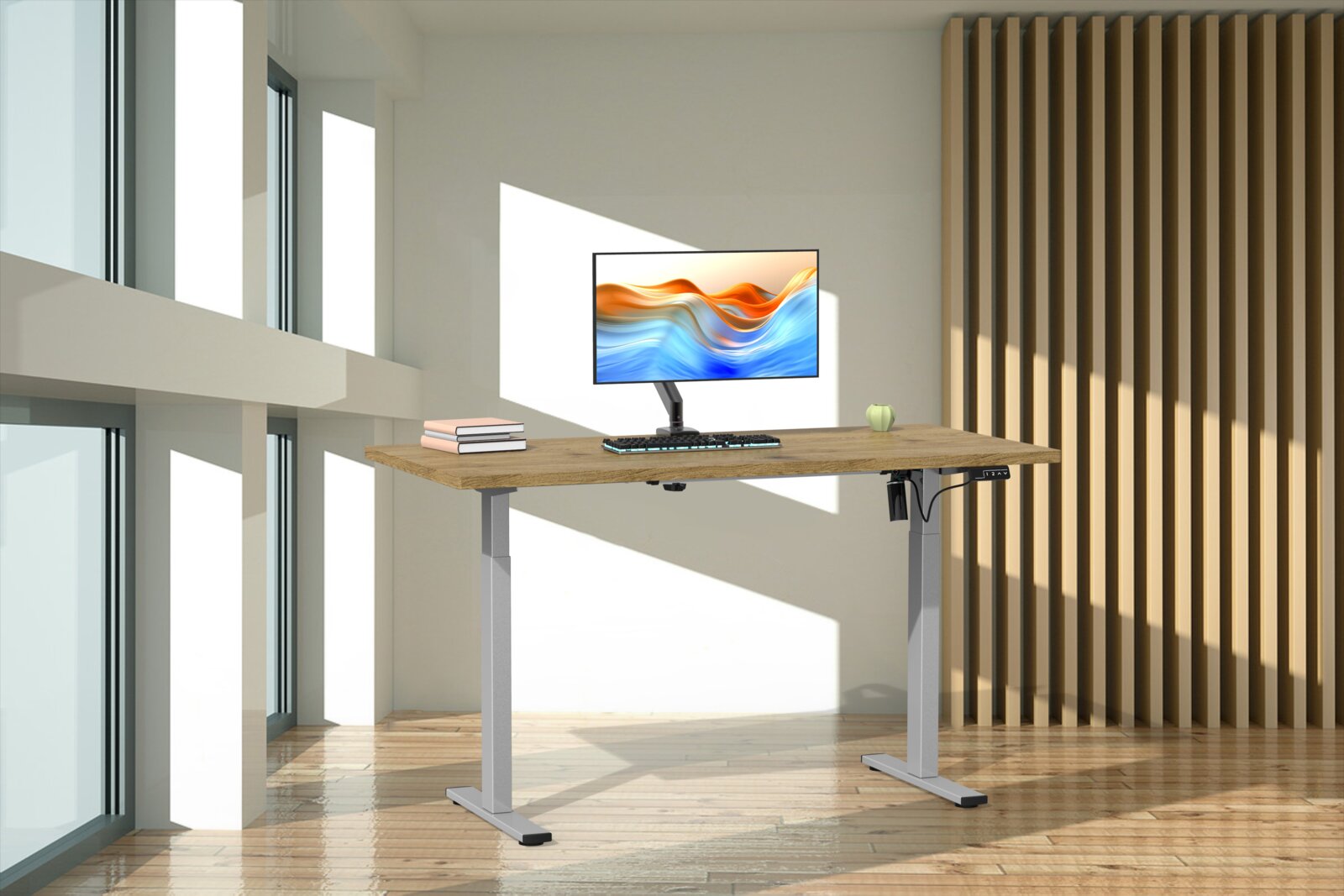 Elektrisch höhenverstellbarer Schreibtisch mit Holzoptik-Tischplatte und silbernem Metallgestell, frontal in leicht seitlicher Perspektive in einem hellen Büro mit Monitor, Tastatur und Büchern.