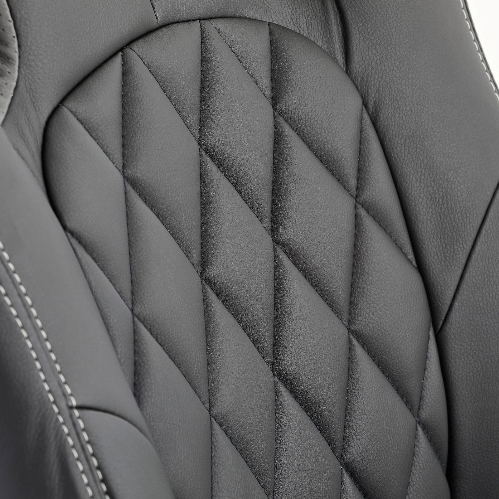 Nahaufnahme der Rückenlehne eines Gaming Stuhls mit gestepptem Muster, seitliche Perspektive